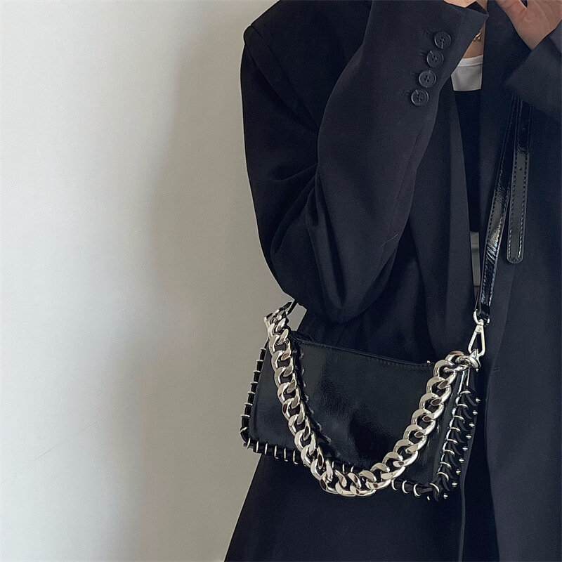 女性用スパンコールチェーン付きショルダーバッグ,光沢のある黒のハンドバッグ,カジュアルなクロスボディ,正方形の電話フラップ,シックなファッション