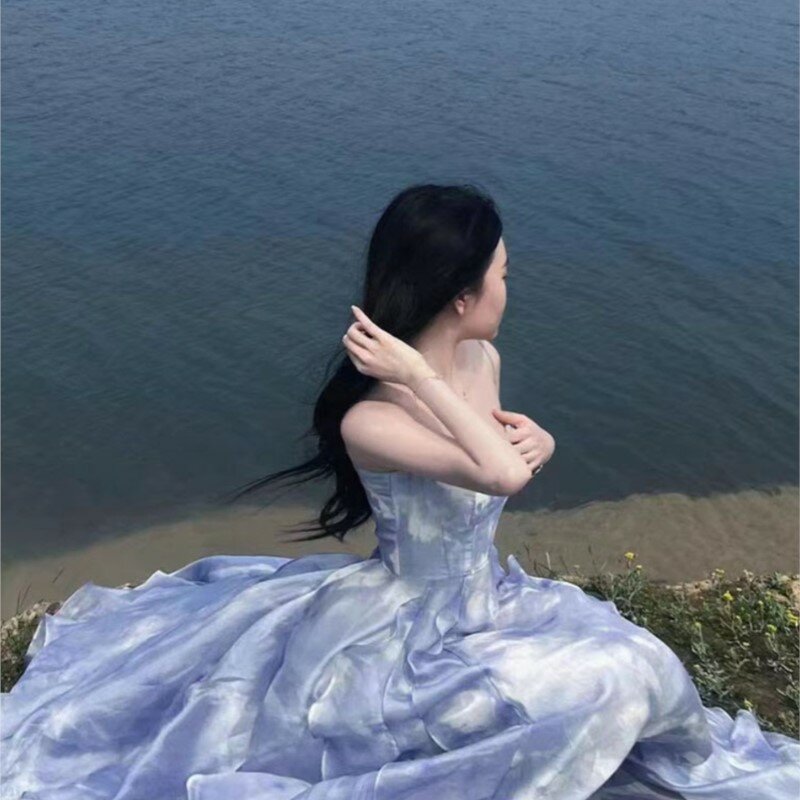 Projekt zmysł niszy sukienka na ramiączkach kobiet wakacje nad morzem plaża marszczona bajka o zachodzie słońca