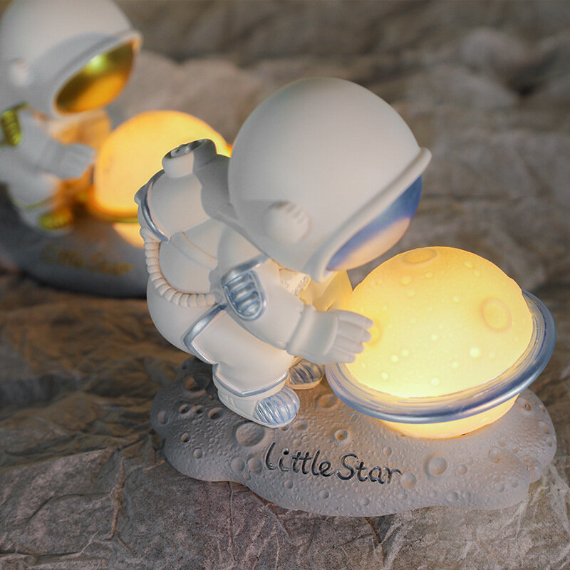 Astronaut Nachtlicht Kreative Planet Lampen für Schlafzimmer Kinder Geschenk Wohnkultur Ornament Taste Batterie Wärme Nette Harz Lampe