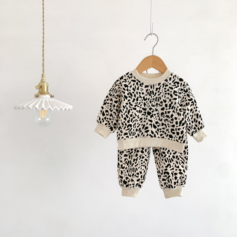Conjunto de ropa de 2 piezas para recién nacidos, sudadera de manga larga con estampado de leopardo y pantalones bombachos, novedad de otoño, 2023