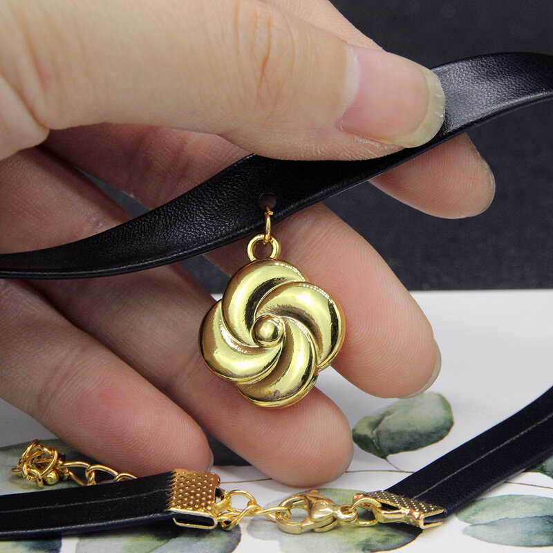 2022 New Anime SPY×FAMILY Yor Forger Cosplay Earrings Drop Golden Tapered Punk Women Ear Clips Fans Costumes Jewelry Gift