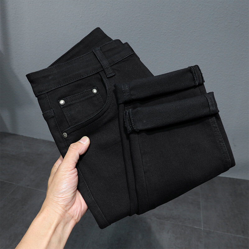 Czysty czarny, nie blaknące dżinsy męskie letnie cienkie, elastyczne, oddychające miękkie tkaniny modne, wysokiej klasy proste, dopasowane spodnie obcisłe
