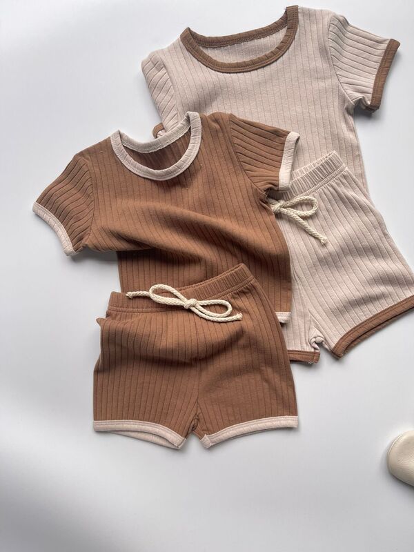 Летний Новый повседневный комплект для малышей с коротким рукавом, Однотонный женский + шорты для маленьких мальчиков и девочек, костюм из 2 предметов, хлопковый дышащий наряд для малышей