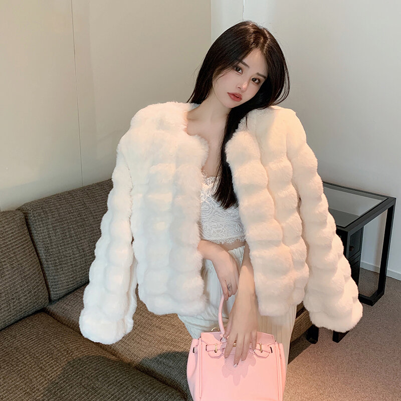 2023 nowa biała sztuczne futra damska koreańska modna luźna ciepła ciepła kurtka zimowa z długim rękawem