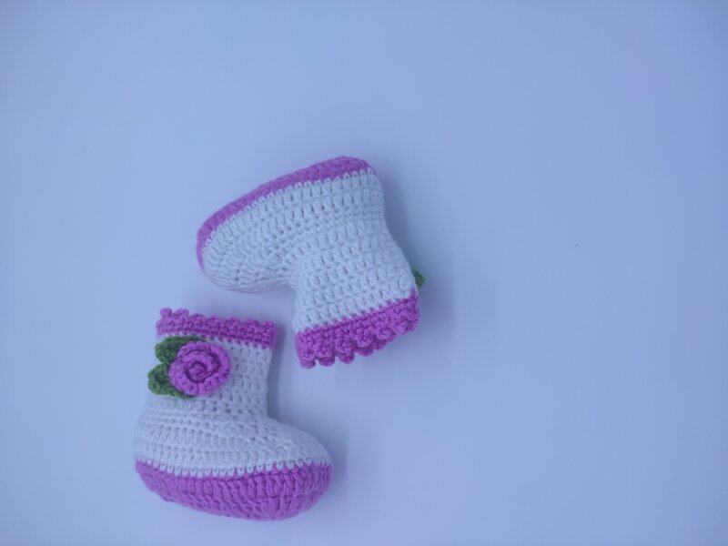 Skarpety dziecięce buty bootie różowy kwiat z białym modelem bt001