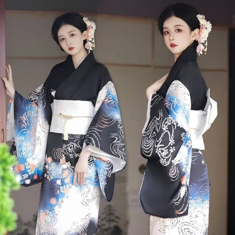 女性の花柄の着物yukataとビノベルティのイブニングドレス、日本のコスプレの衣装、全国のトレンド、セクシー、ファッション