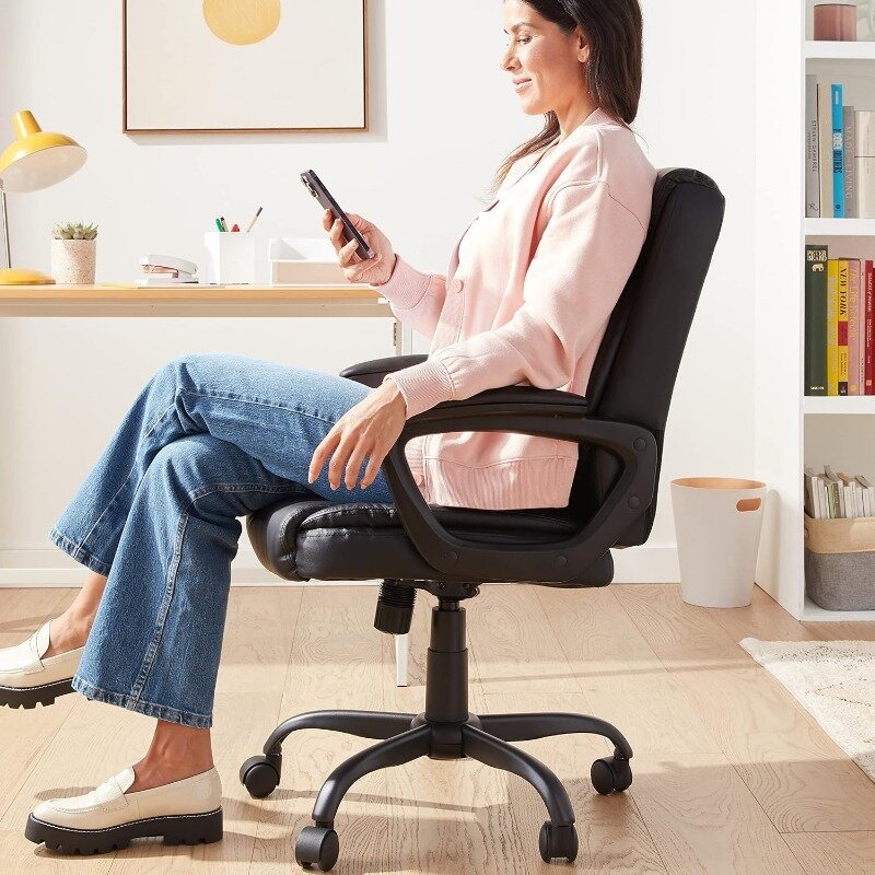 Puresoft-Chaise de bureau rembourrée à dossier moyen en PU avec accoudoir, chaise de bureau classique, crème, 26 po x 23.75 po x 42 po H