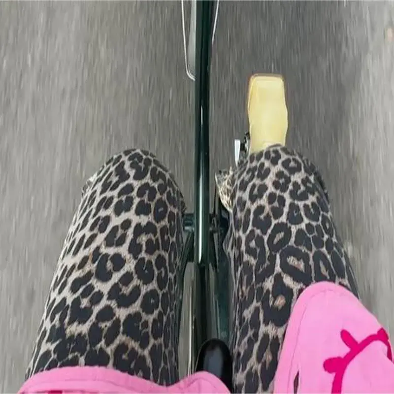 Pantaloni Jeans Sexy con stampa leopardata pantaloni eleganti da donna con cerniera con bottoni sottili 2024 primavera nuova signora vestiti per pendolari Outwear