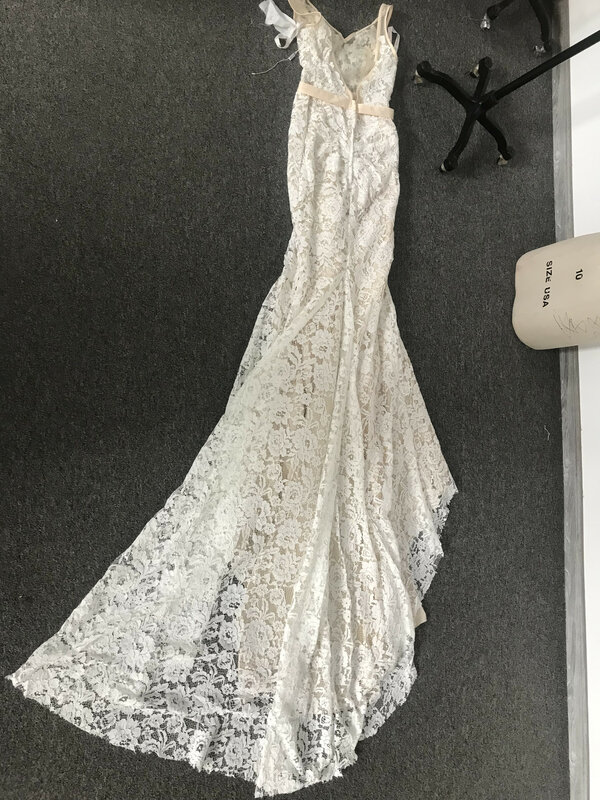Кружевное свадебное платье цвета шампанского с V-образным вырезом