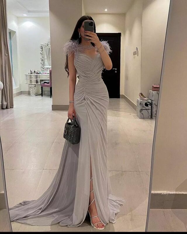Elegante cinza V-Neck Off Shoulder Feather Prom Dress, Até o chão, vestido sereia sem mangas, vestido plissado Split, Evening Party, 2022
