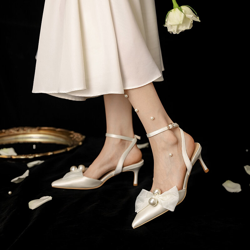 Primavera e verão novo arco de seda dedo apontado sandálias femininas banquete vestido todo o jogo Baotou tamanho pequeno sapatos de casamento nupcial personalizado
