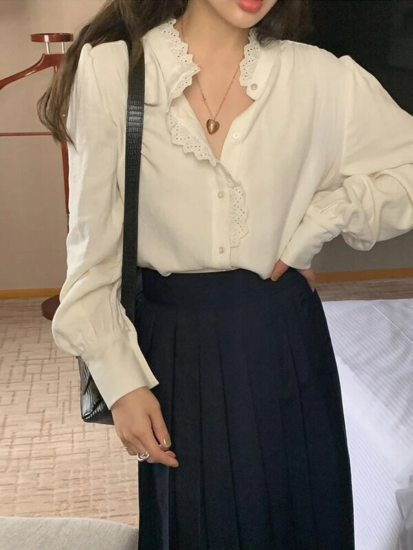 Camisa de estilo francés para Mujer, blusa elegante de color blanco sólido con retales de encaje y manga larga con botones y cuello levantado