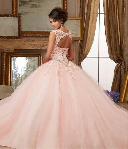 2022 Hot Sale Cheap Quinceanera Dresses Scalloped Ball Gown Flesh Pink Tulle Appliques vestidos de 15 años Backless robe