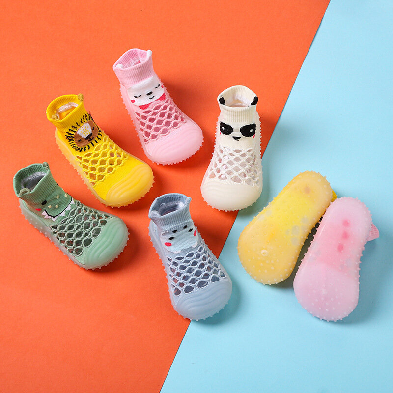 Calcetines antideslizantes de malla para niños pequeños, zapatos antideslizantes transpirables, zapatillas de Interior de dibujos animados para bebés y niñas