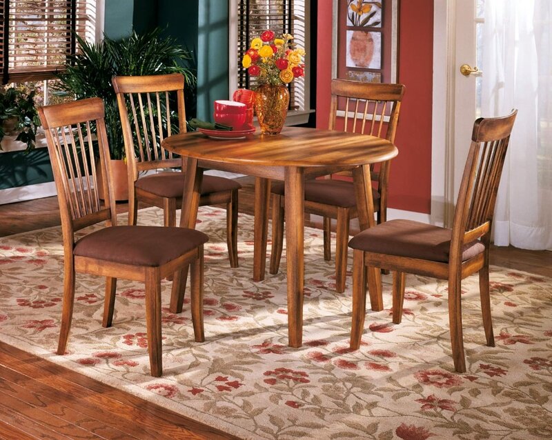 Design firmato di Ashley Berringer tavolo rotondo con foglia a goccia per sala da pranzo, marrone rustico