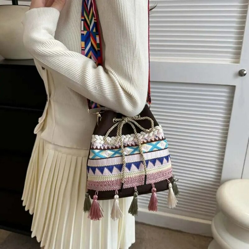Borsa a tracolla in stile etnico con nappe borsa a forma di secchio con ricamo in tela borsa a tracolla con coulisse a righe in stile coreano da viaggio
