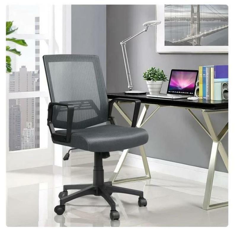 Эргономичное офисное кресло с регулируемой высотой и сеткой со средней спинкой, темно-серого цвета