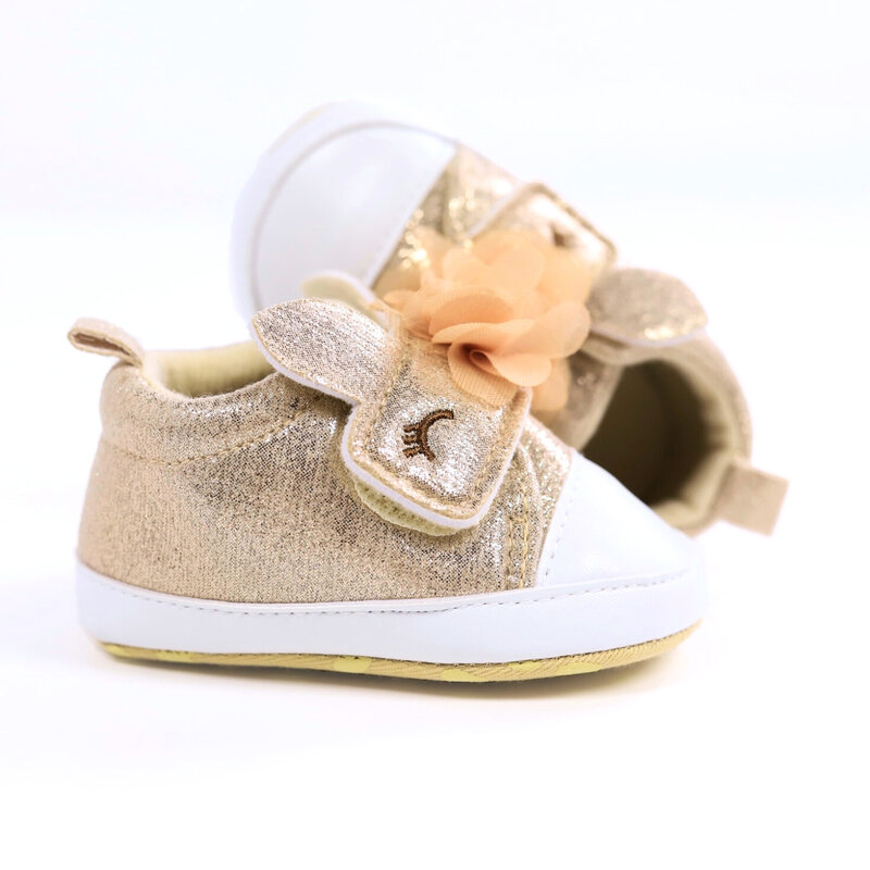 Sneaker kartun lucu nyaman untuk bayi perempuan, sepatu ringan anti selip untuk dalam dan luar ruangan berjalan, musim semi dan musim gugur