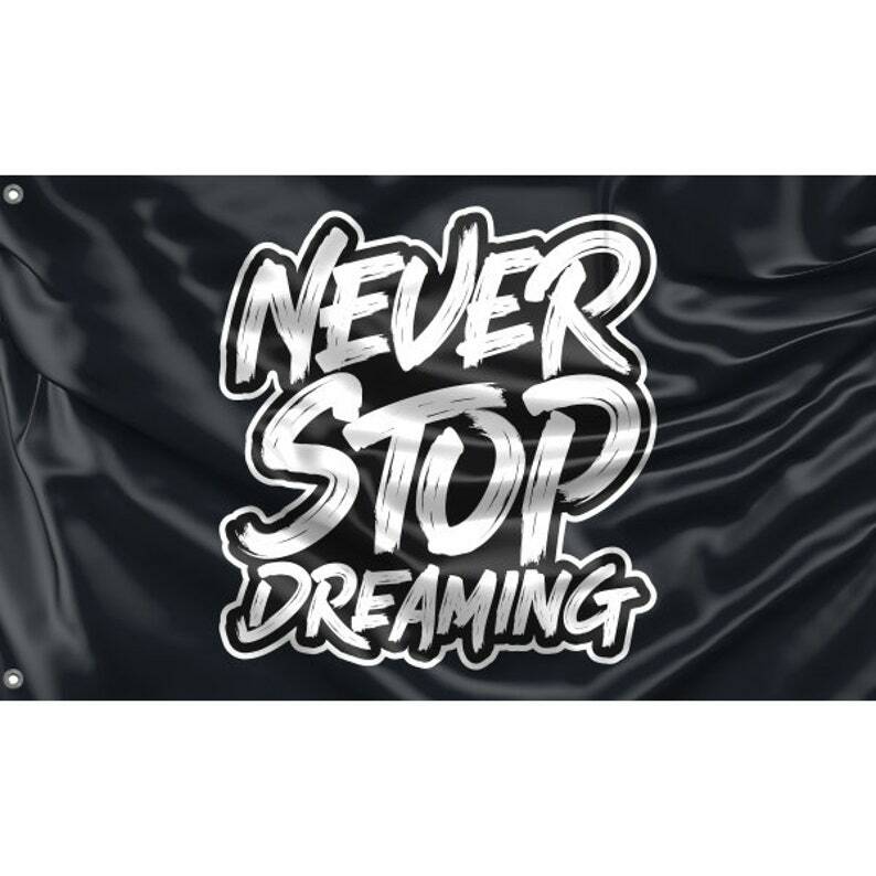 Bandera Never Stop Dreaming | Impresión de diseño único | Materiales de alta calidad Hiqh | Tamaño-3x5 pies/90x150 cm