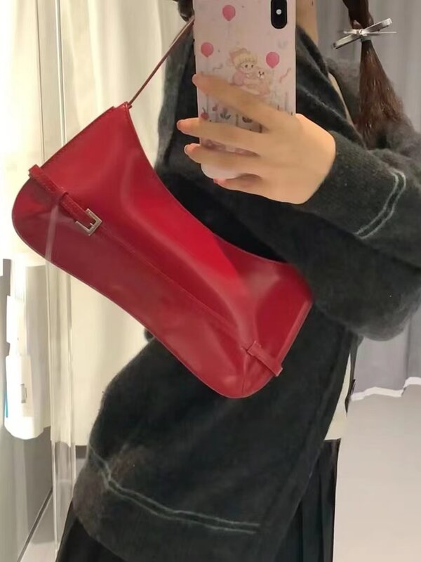 กระเป๋าแฟชั่นอเนกประสงค์สีแดงสำหรับผู้หญิงกระเป๋าใส่ PU สีทึบกระเป๋าสะพายไหล่ของผู้หญิงสไตล์ฝรั่งเศสย้อนยุคกระเป๋าใต้วงแขนหรูหรา