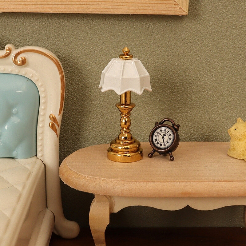 Lámpara de escritorio francesa en miniatura para casa de muñecas, reloj despertador, Mini lámpara de mesita de noche, dormitorio, sala de estar, muebles para el hogar, juguete modelo, 2 piezas, 1:12