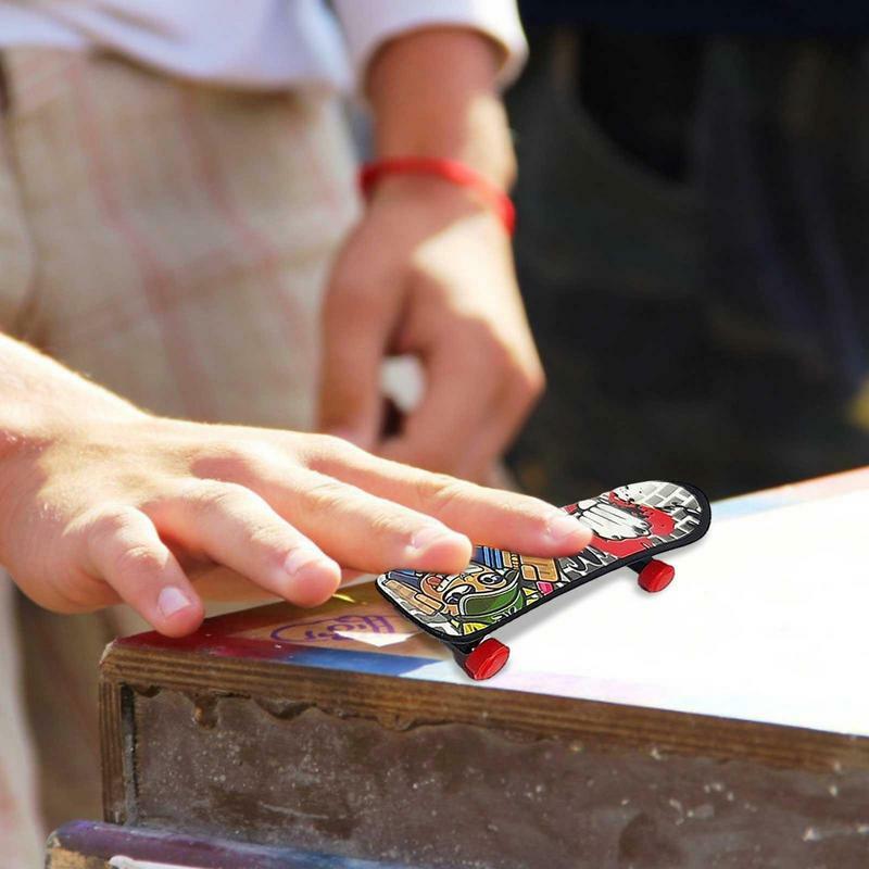 Mini กระดานสเก็ต Finger Chic นิ้วมือสเก็ตบอร์ดสำหรับเด็ก Mini สเก็ตบอร์ด Fingerboards ของเล่นนิ้วมือแพ็คของขวัญเด็ก