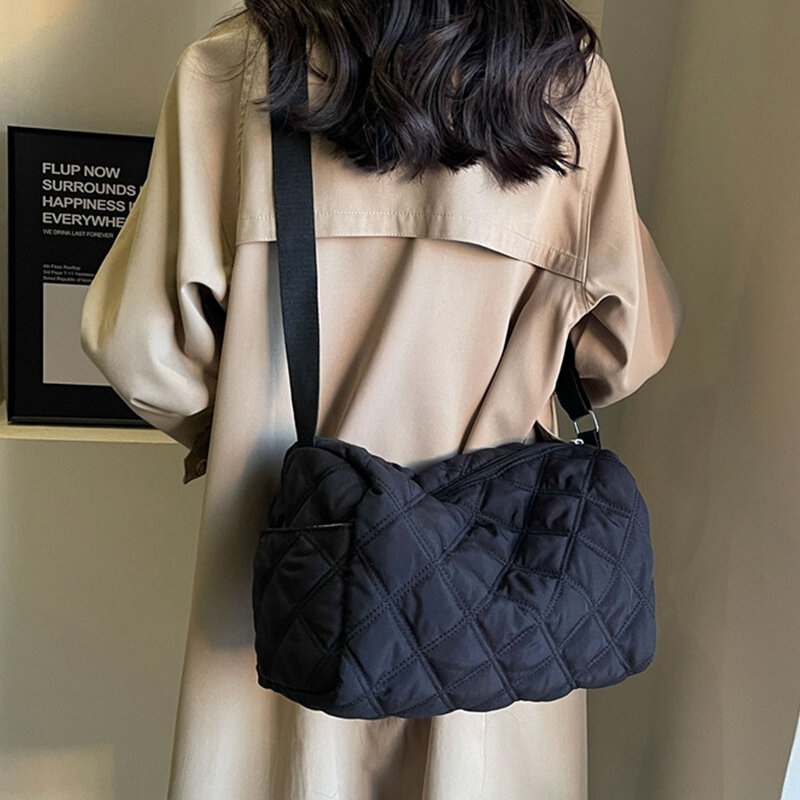 Bolsos de hombro cruzados cuadrados para mujer, bolsos de moda con forma de almohada, diseño INS, patrón de hilo, bolso informal de Color sólido para mujer