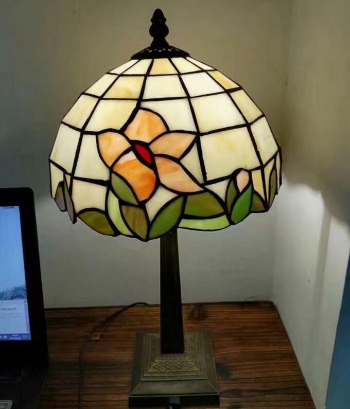 China Leveranciers Nieuwe Producten Tiffany Funky Tafellamp Voor Slaapkamer Met Groothandelsprijs