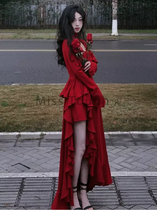 Gaun panjang desainer wanita, gaun putri Retro kerutan tidak rata lengan Flare merah musim gugur 2024