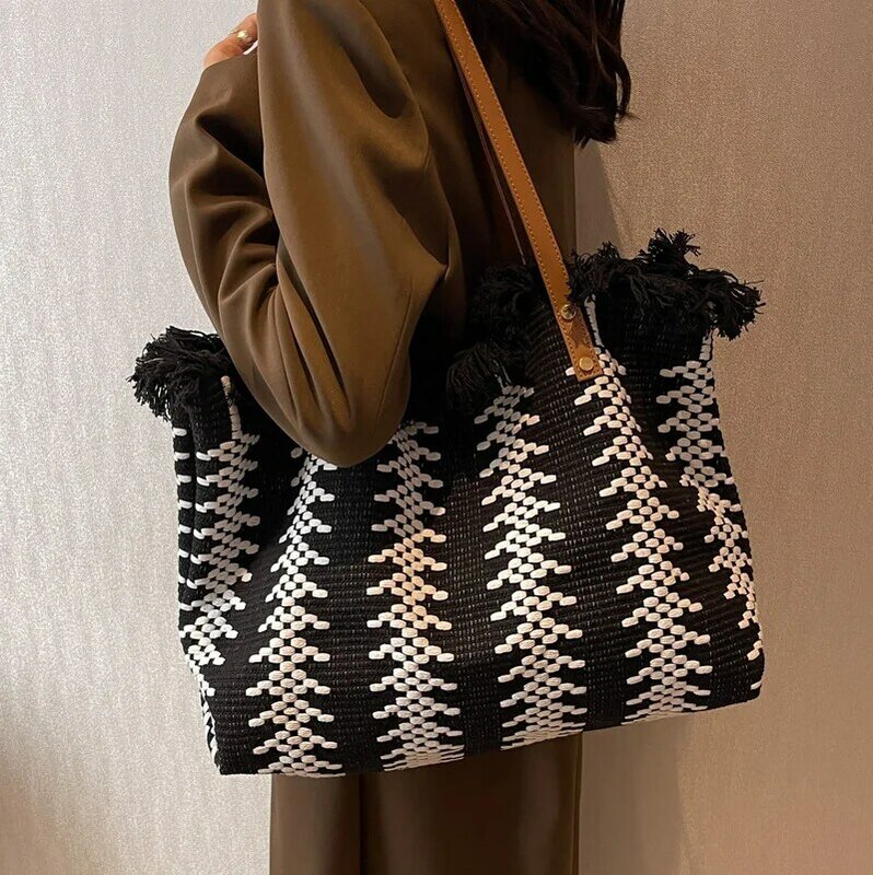Женская трикотажная Сумка-тоут с кисточками, новинка 2024, модная универсальная вместительная сумка через плечо с особым дизайном