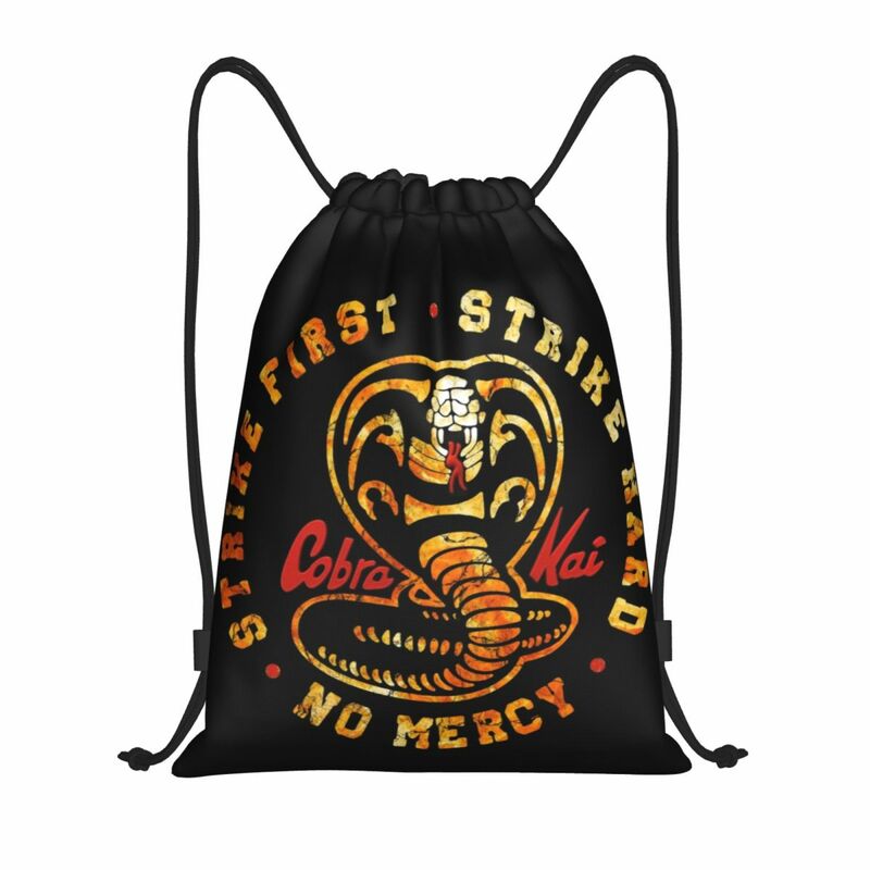 Cobra Kai plecak ze sznurkiem sportowy worek sportowy na siłowni przenośny Karate uderzenie pierwszego uderzenia bez litości torba treningowa worek