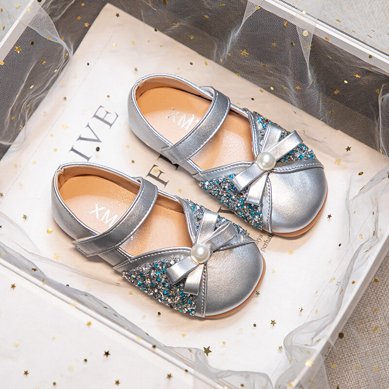 Zapatos planos de suela blanda para niños, calzado de princesa plateado con lazo de diamantes de imitación para niñas, mocasines Mary Jane, nueva moda