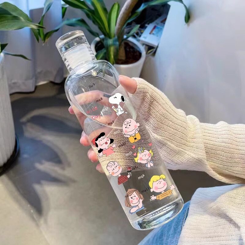 Botella de agua de Snoopy para niños, vaso deportivo de Anime de gran capacidad, vasos de plástico portátiles, taza de agua escolar motivacional, 500ML, nuevo
