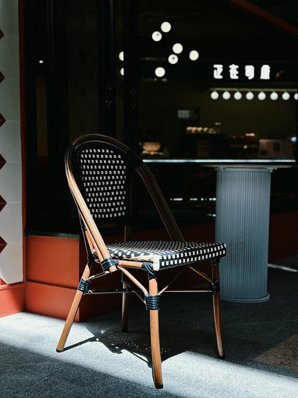Silla francesa de ratán para exteriores, combinación de mesa de mármol transparente para postre, cafetería y bar
