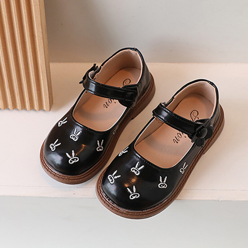 Sapatos de couro estilo coreano para crianças, flores de gancho e laço, sapatos bonitos bordados, dedo do pé redondo, moda infantil, apartamento raso, 2023