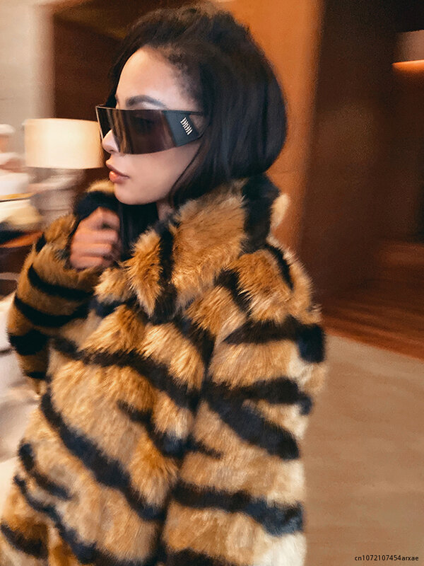 Luksusowe futro płaszcz z imitacją futra kobiety moda tygrys paski Casual długie kurtki zimowa główna ulica ciepłe luźne proste kurtki Teddy