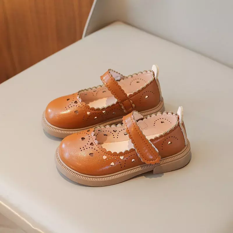 Демисезонные детские кожаные туфли с вырезами в форме сердца, обувь принцессы для девочек, модные повседневные простые детские Нескользящие туфли на липучке