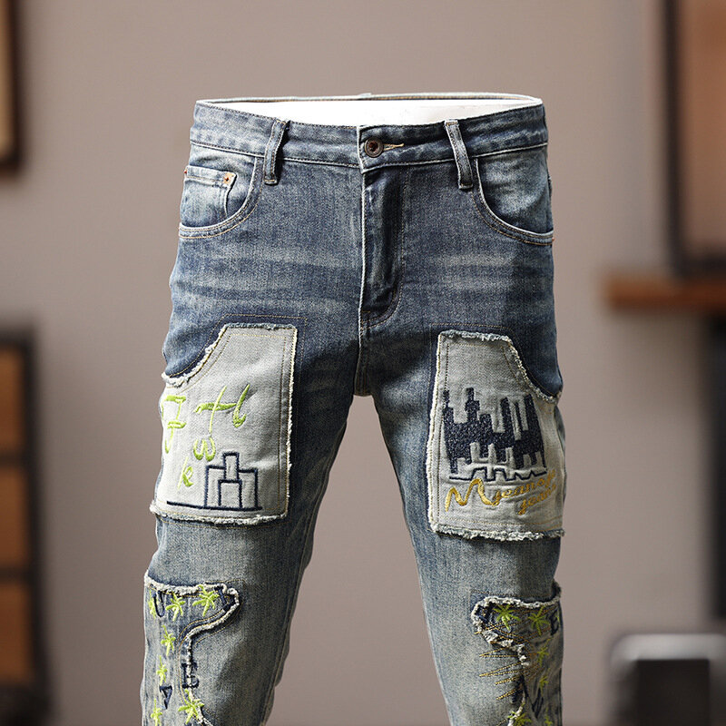 Jeansy męskie patchworkowe i przystojny styl Street Slim Fit z lekkim haftem z prostymi nogawkami spodnie motocyklowe