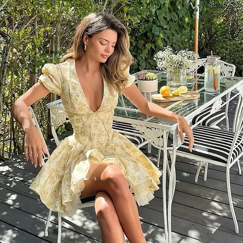 Falda corta ajustada francesa para mujer, vestido de flores fragmentadas con cuello en V, ropa de calle de estilo europeo y americano, novedad de 2024