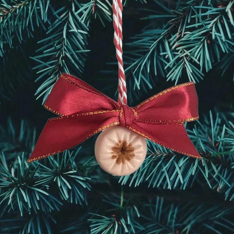 お急ぎください、茶色のお土産の木のペンダント、窓のクリスマスの装飾、木の手すり