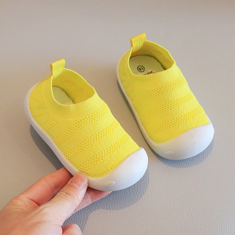 รองเท้าเด็กวัยหัดเดินสำหรับฤดูใบไม้ผลิและฤดูร้อนระบายอากาศได้พื้นนุ่มรองเท้าในบ้านถักแบบ Flyknit รองเท้าเด็กทารกขายส่ง