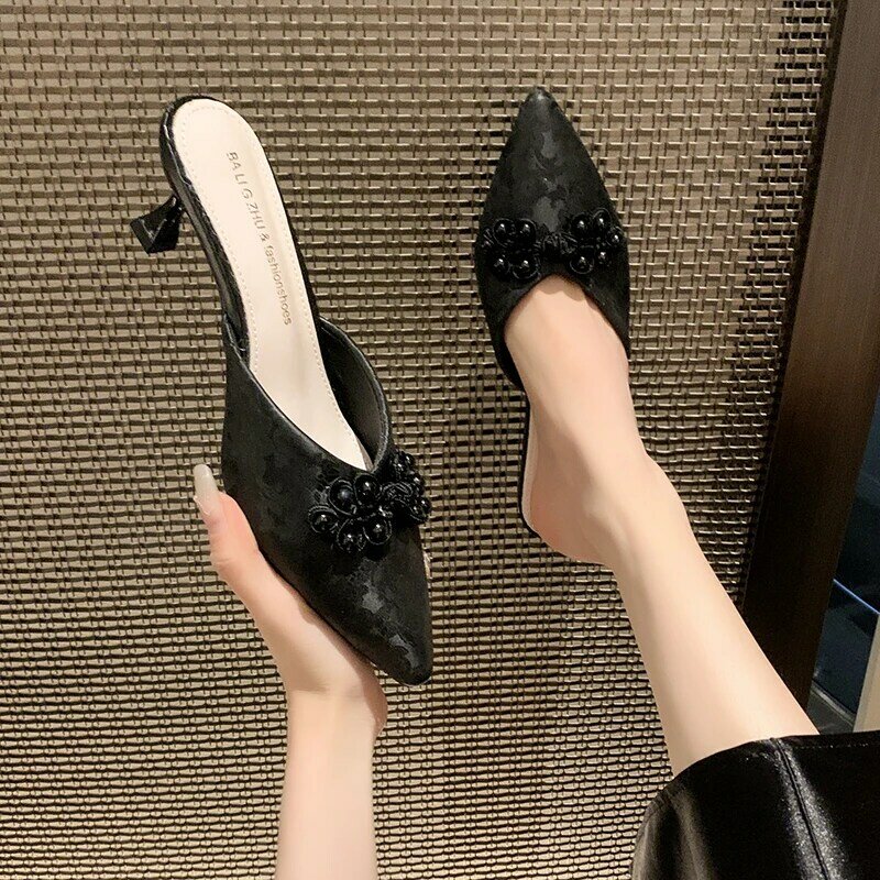 Sapatos Mary Jane com dedo apontado, boca rasa, preto e prateado, esbrancoado