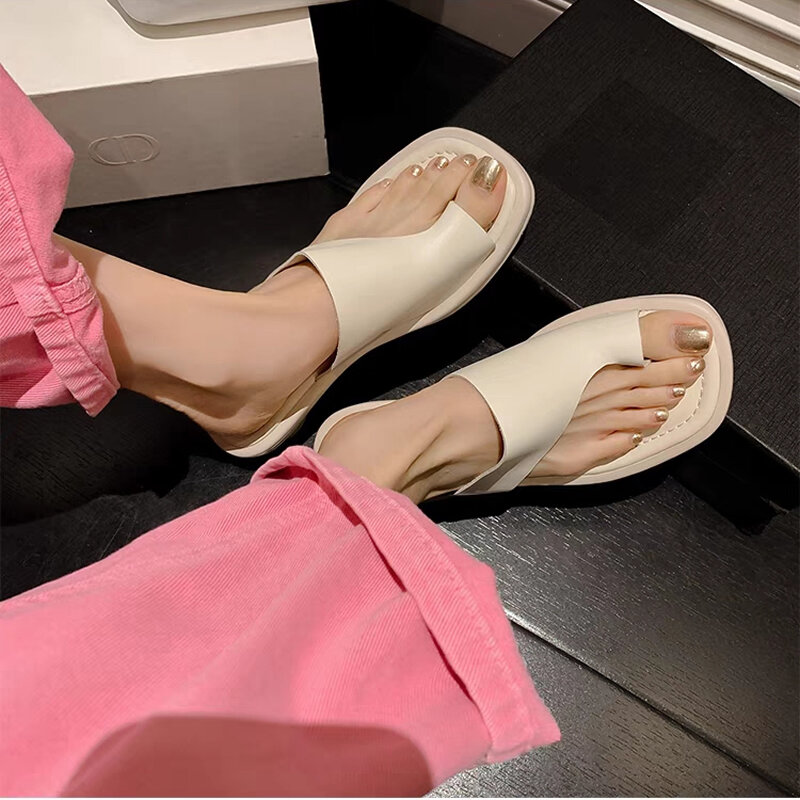 รองเท้าแตะผู้หญิง cowhide flip-flop สีทึบใหม่สำหรับฤดูร้อนรองเท้าแตะหัวเหลี่ยมที่ทันสมัยรองเท้ากลางแจ้งรองเท้าส้นเตี้ยรองเท้าแตะผู้หญิง