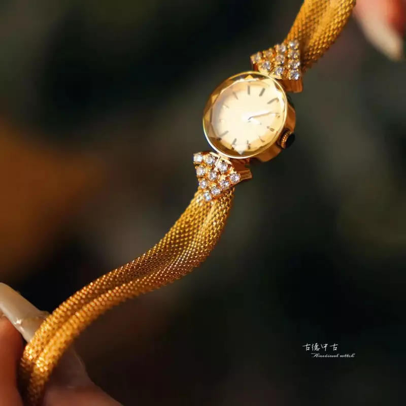 2024 New Women's Watch Middle Ancient Style Set with Diamond Luxury  Noble Watch Gold as a Gift for Lovers