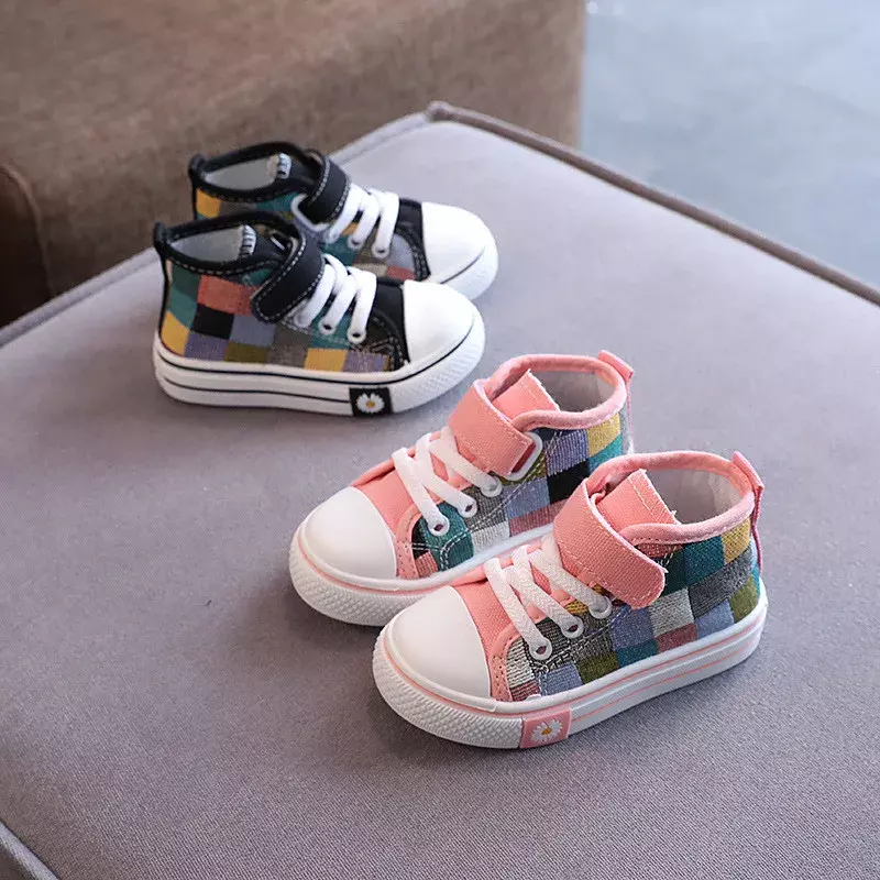 Sepatu kanvas anak laki-laki dan perempuan, sneaker kasual atasan tinggi kisi kotak-kotak bernafas untuk bocah cowok dan cewek
