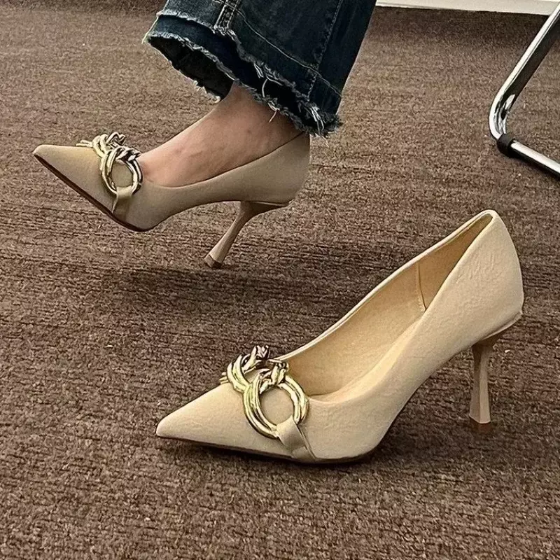 Scarpe da donna 2024 primavera nuova moda Slip-on tacchi alti scarpe a punta per le donne catena banchetto all'aperto donne tacchi alti