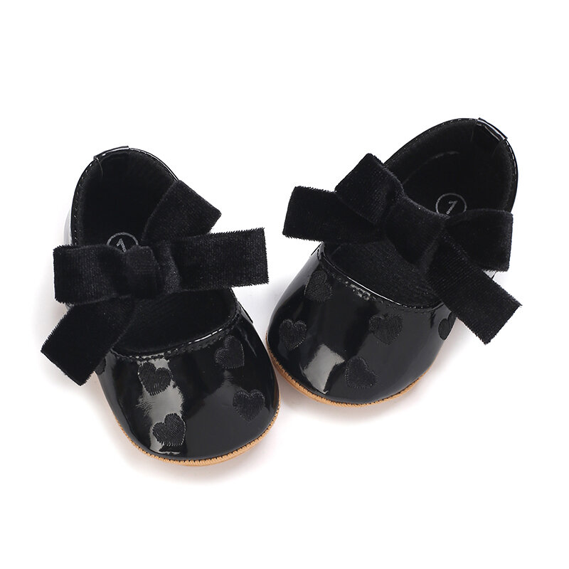 Sapato liso de couro PU de sola macia em forma de coração para bebê menina, bonito mocassim princesa, antiderrapante, primeiros caminhantes, verão, 0-18m