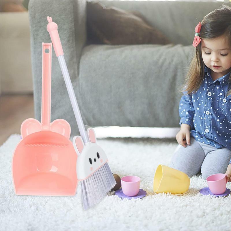 Małe zestaw czyszczący udają, że bawią się w zestawy zabawek do sprzątania dla małych dzieci