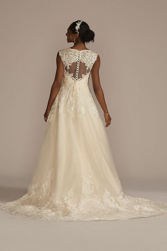 Elegant Scalloped Wedding Dresses Graceful A-Line Bridal Gowns Lace Appliques Illusion Back Button With Train Vestidos De Novia