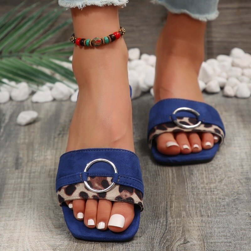 Sandal musim panas wanita baru sepatu datar desain cincin logam motif macan tutul seksi sandal pantai wanita nyaman mulut rendah